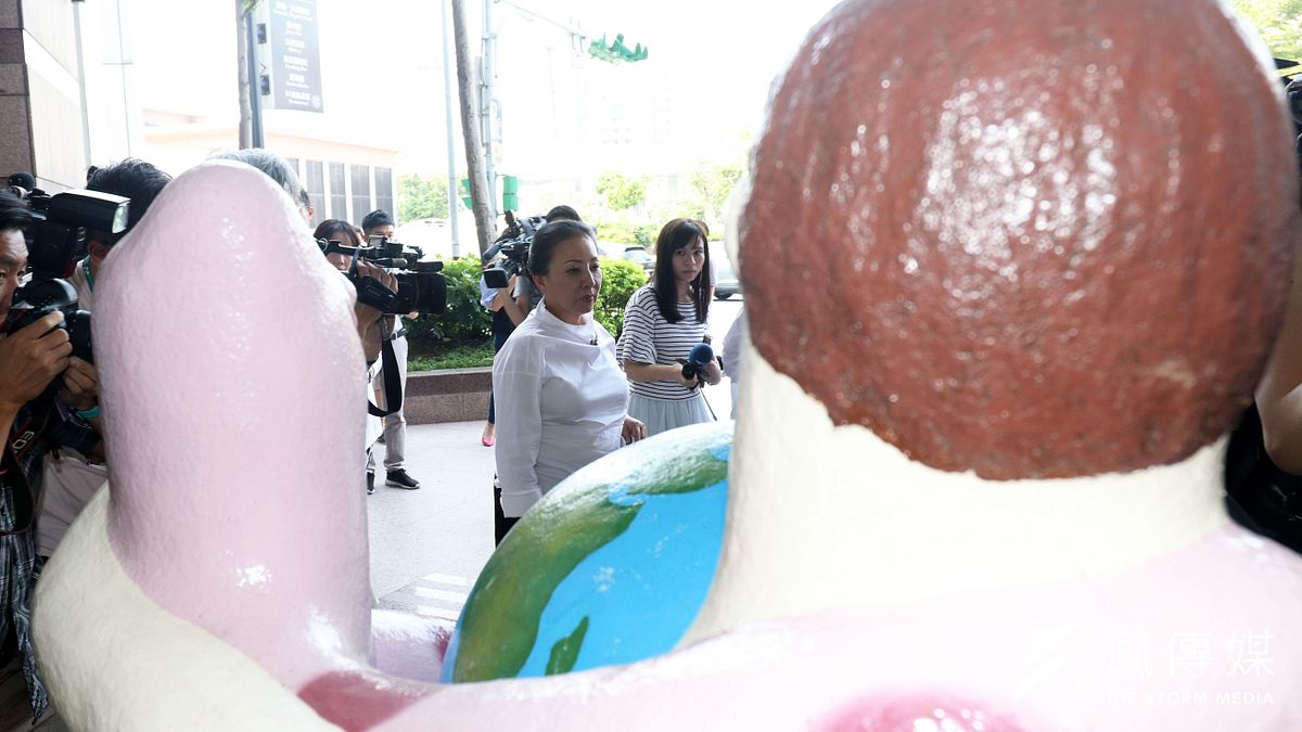 民進黨立委陳明文攬肩說話的舉動,讓嘉義縣長張花冠主張被侵犯不舒服,到嘉義縣警局報案。張花冠在民進黨部前經過搭肩人偶,形成有趣畫面。(蘇仲泓攝) 民進黨立委陳明文攬肩說話的舉動,讓嘉義縣長張花冠主張被侵犯不舒服,到嘉義縣警局報案。張花冠在民進黨部前經過搭肩人偶,形成有趣畫面。(蘇仲泓攝)