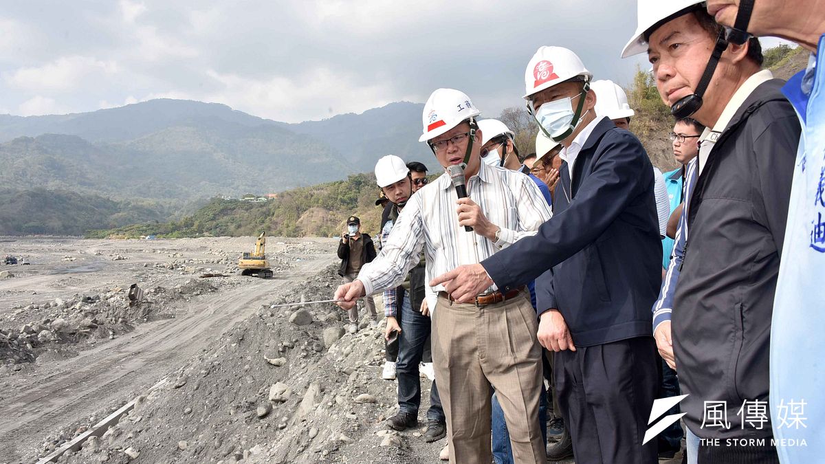 關心六龜高133線溪底便道工程,高雄市長韓國瑜特別前往視察。(圖/徐炳文攝) 關心六龜高133線溪底便道工程,高雄市長韓國瑜特別前往視察。(圖/徐炳文攝)