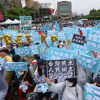 国民党は26日午後、凱達格蘭大通りで「反緑共、独裁と戦う」426大規模デモを開催。(資料写真、柯承惠撮影) 国民党は26日午後、凱達格蘭大通りで「反緑共、独裁と戦う」426大規模デモを開催。(資料写真、柯承惠撮影)