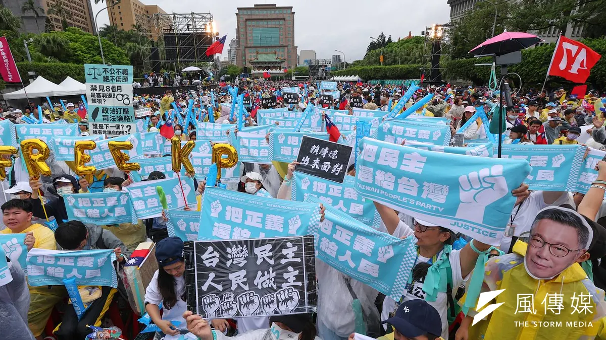 國民黨在凱達格蘭大道舉行「反綠共、戰獨裁」大遊行。(資料照,柯承惠攝)