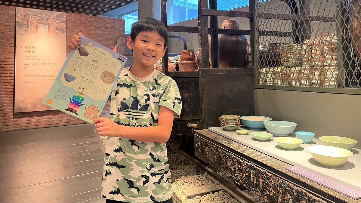 陶博館於「2023新北市兒童藝術節」期間推出趣味學習單「神秘的青色」,邀請大小朋友跟著可愛的小青、泥寶一起認識陶器與釉料的故事。(圖/新北市政府文化局) 陶博館於「2023新北市兒童藝術節」期間推出趣味學習單「神秘的青色」,邀請大小朋友跟著可愛的小青、泥寶一起認識陶器與釉料的故事。(圖/新北市政府文化局)