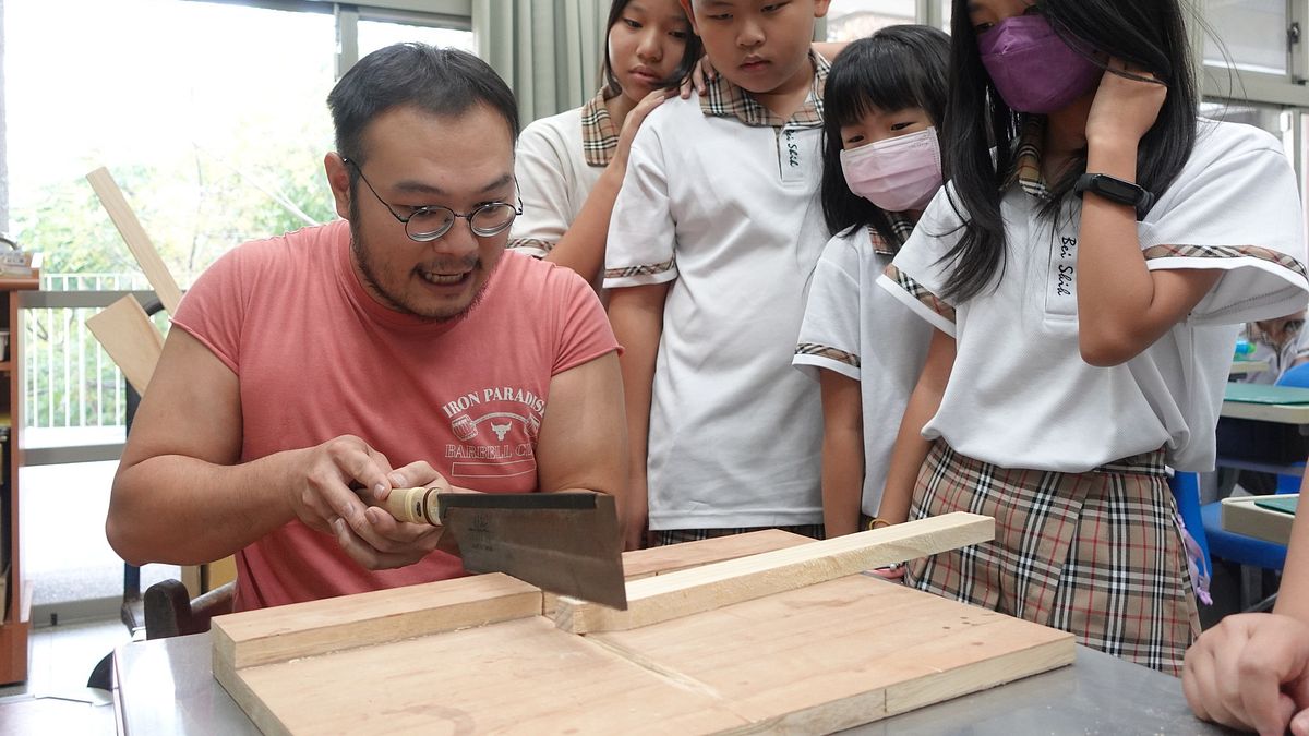 工藝中心跨界與教育系統連結合作,期待在工藝師與學校教師的合作下,共創符合各校特色需求的工藝教案,開啟學生們多元學習的新體驗。(圖/國立臺灣工藝研究發展中心提供) 工藝中心跨界與教育系統連結合作,期待在工藝師與學校教師的合作下,共創符合各校特色需求的工藝教案,開啟學生們多元學習的新體驗。(圖/國立臺灣工藝研究發展中心提供)