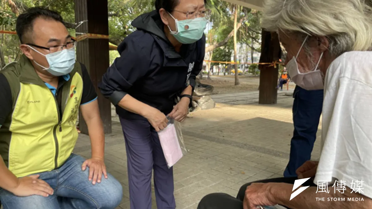 高雄市社會局局長謝琍琍日前特地來到三民區及鳳山區,查訪街友落實防疫的狀況。(圖/徐炳文攝)