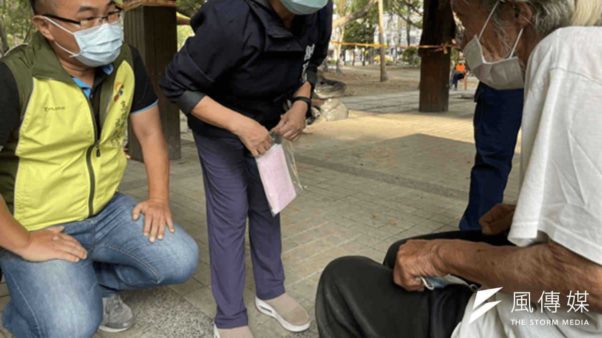 高雄市社會局局長謝琍琍日前特地來到三民區及鳳山區,查訪街友落實防疫的狀況。(圖/徐炳文攝) 高雄市社會局局長謝琍琍日前特地來到三民區及鳳山區,查訪街友落實防疫的狀況。(圖/徐炳文攝)