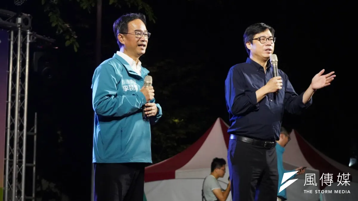 立委李昆澤(左)在高雄市三民區寶德里廣場舉辦「咱的高雄、台灣的歌」歌唱晚會。(圖/徐炳文攝)