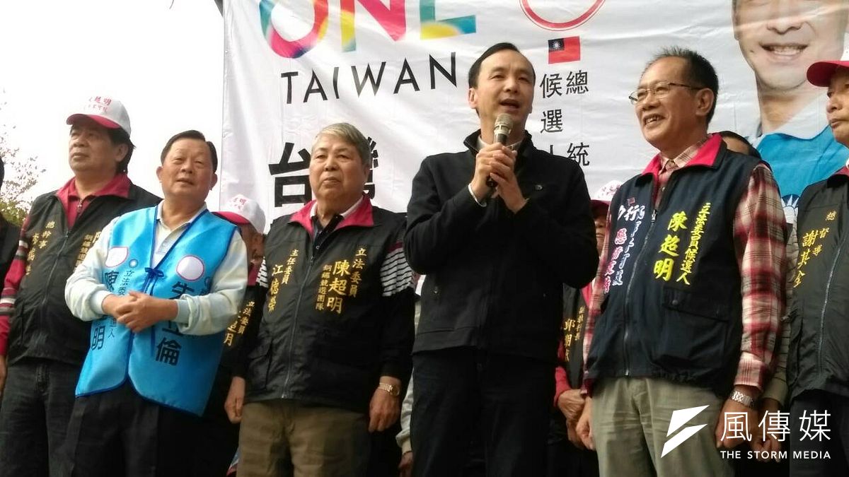 國民黨總統候選人朱立倫(中)12日上午赴苗栗固票,並替黨籍立委陳超明(右2)站台。左2為苗栗前縣長劉政鴻。(周怡孜攝) 國民黨總統候選人朱立倫(中)12日上午赴苗栗固票,並替黨籍立委陳超明(右2)站台。左2為苗栗前縣長劉政鴻。(周怡孜攝)