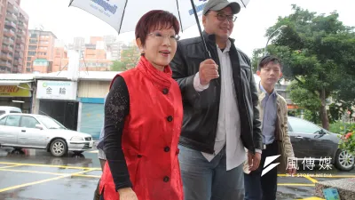 前國民黨主席洪秀柱(左)16日一早陪同前國民黨文傳會副主委毛家慶至投票所投票。(顏麟宇攝)