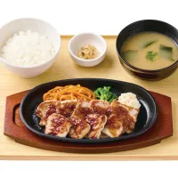 プレナスは10月22日に新商品試食会を開催し、やよい軒の国産ポークカットステーキとほっともっとの牛すき焼きシリーズを披露し、両ブランドのこだわりメニューを全国展開する。(写真/株式会社プレナス マーケティング本部提供) プレナスは10月22日に新商品試食会を開催し、やよい軒の国産ポークカットステーキとほっともっとの牛すき焼きシリーズを披露し、両ブランドのこだわりメニューを全国展開する。(写真/株式会社プレナス マーケティング本部提供)