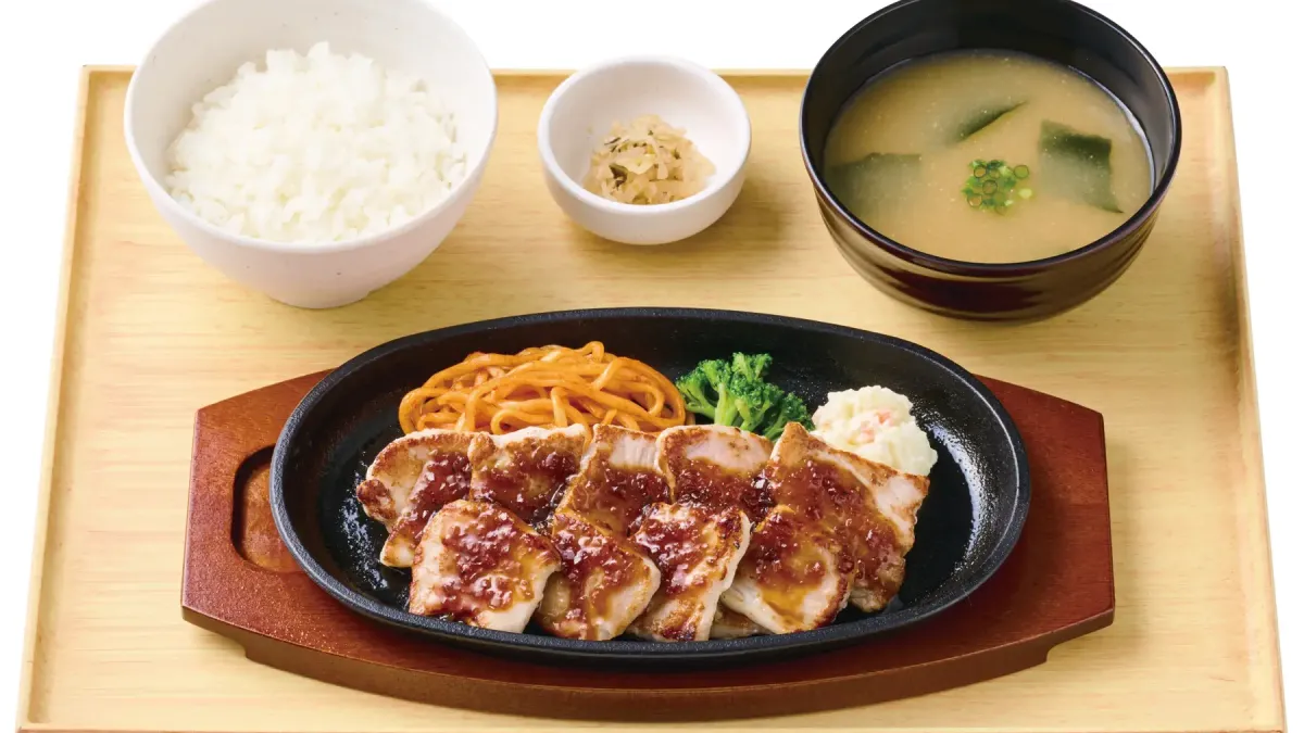 プレナスは10月22日に新商品試食会を開催し、やよい軒の国産ポークカットステーキとほっともっとの牛すき焼きシリーズを披露し、両ブランドのこだわりメニューを全国展開する。(写真/株式会社プレナス マーケティング本部提供)