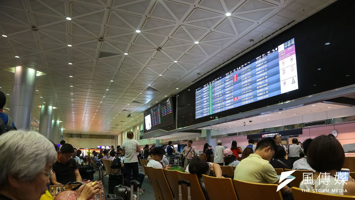 桃園國際機場第二航廈入境大廳等待接機民眾。(顏麟宇攝) 桃園國際機場第二航廈入境大廳等待接機民眾。(顏麟宇攝)