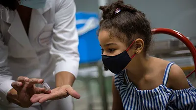 古巴的醫護人員正在為兒童施打「主權二號」國產新冠疫苗。(美聯社)