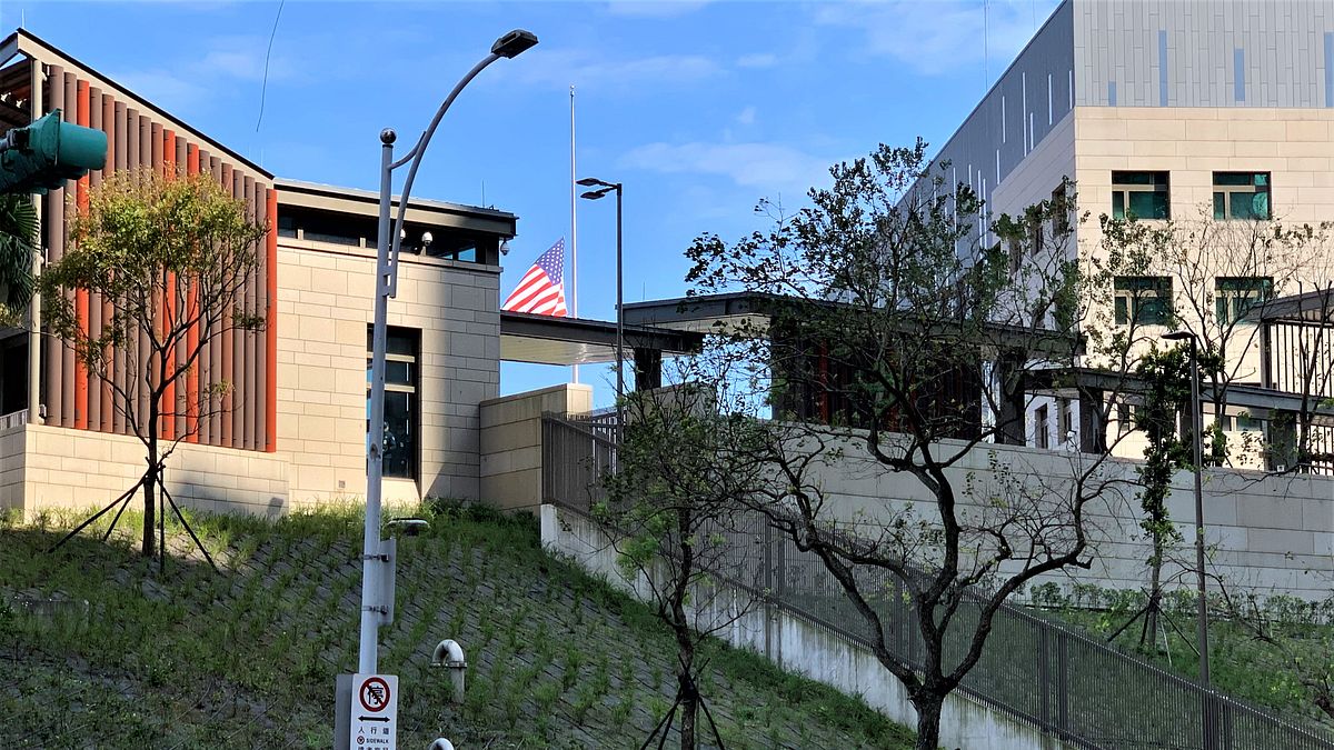 2020年1月3日,美國在台協會(AIT)內湖新館降半旗向我國參謀總長沈一鳴8名黑鷹失事殉職者致哀(簡恒宇攝) 2020年1月3日,美國在台協會(AIT)內湖新館降半旗向我國參謀總長沈一鳴8名黑鷹失事殉職者致哀(簡恒宇攝)