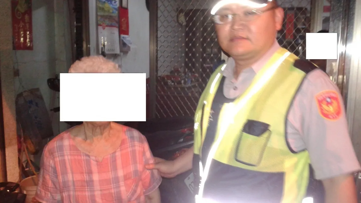 深夜老婦獨坐路邊 熱心員警關切協助返家