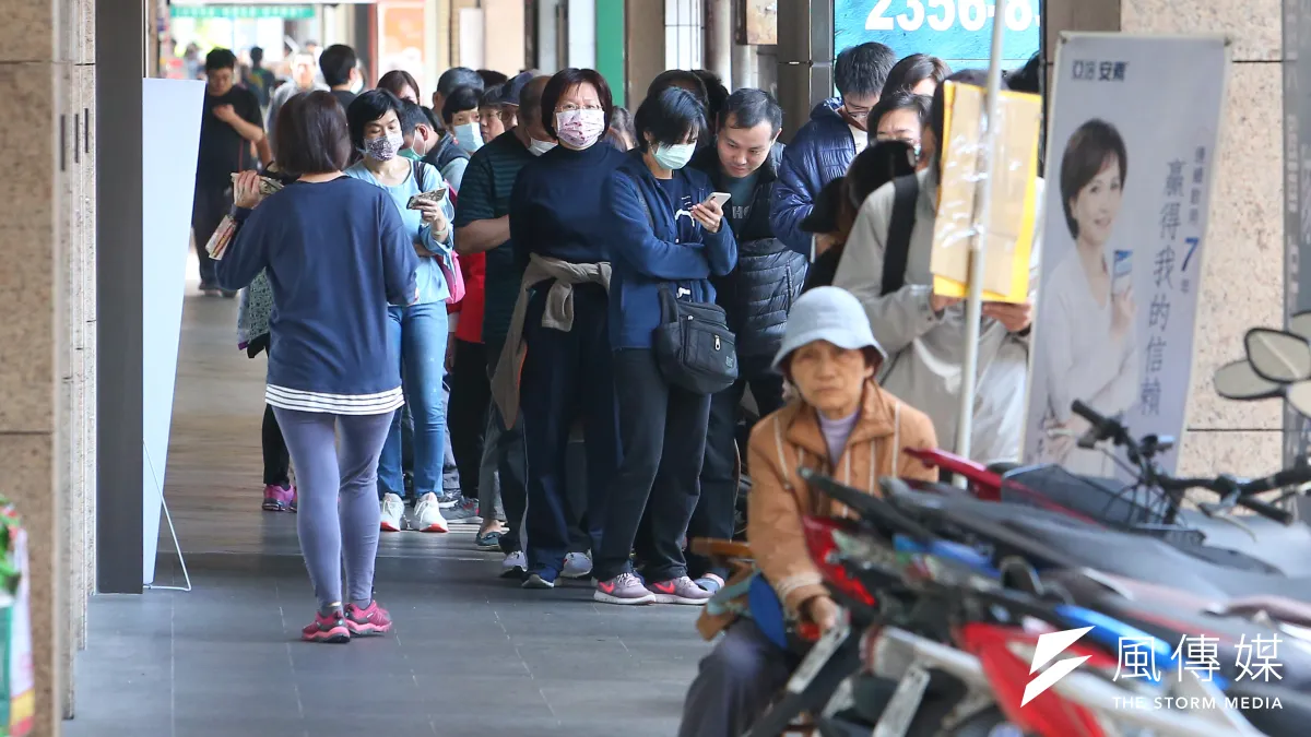 衛福部宣導搭乘大眾運輸「不用戴口罩」,但根據台灣民意基金會民調顯示,過去這幾周有95%的人通勤時,還是會戴上口罩。圖為民眾至藥局外排等購買口罩。(資料照,顏麟宇攝)