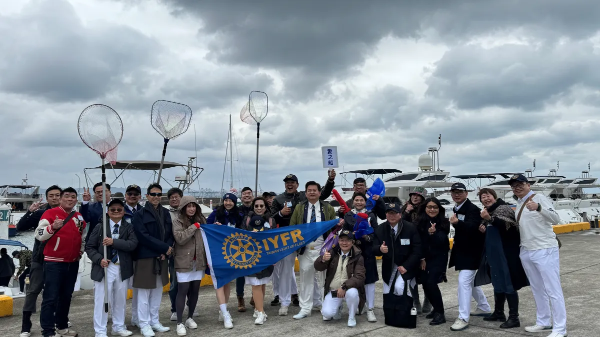 藍海艦隊出航前合影。(圖/新北市環保局提供)