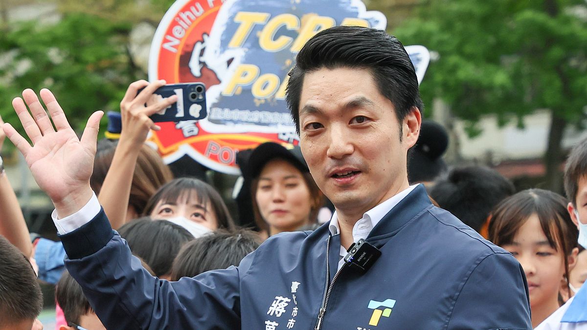 台北市長蔣萬安今(8)日下午受訪時說明,南機場公寓原先會列紅單是為了安全做預防性疏散。(顏麟宇攝) 台北市長蔣萬安今(8)日下午受訪時說明,南機場公寓原先會列紅單是為了安全做預防性疏散。(顏麟宇攝)