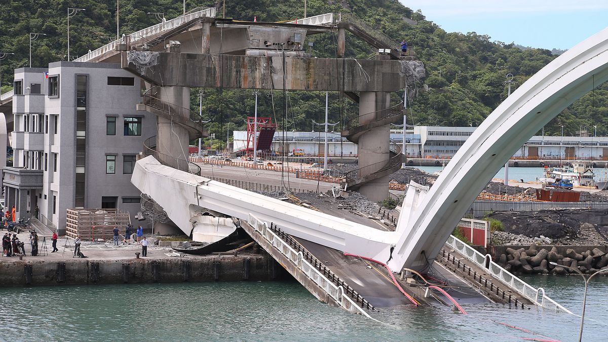 針對國人關心之危橋問題,交通部政務次長黃玉霖9日表示,國內目前的橋樑列管系統將有維修需要的橋樑,依狀況的輕微至嚴重分為U1至U4共4個等級。圖為南方澳跨港大橋坍塌。(資料照,顏麟宇攝) 針對國人關心之危橋問題,交通部政務次長黃玉霖9日表示,國內目前的橋樑列管系統將有維修需要的橋樑,依狀況的輕微至嚴重分為U1至U4共4個等級。圖為南方澳跨港大橋坍塌。(資料照,顏麟宇攝)