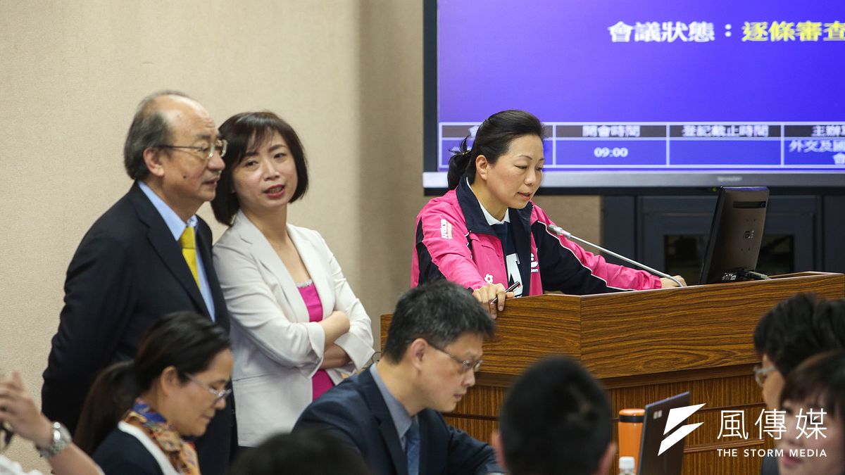 軍人年金改革草案延續牛步化地逐條討論,民進黨黨團總召柯建銘(左)和書記長何欣純(左二)交換意見。(陳明仁攝) 軍人年金改革草案延續牛步化地逐條討論,民進黨黨團總召柯建銘(左)和書記長何欣純(左二)交換意見。(陳明仁攝)