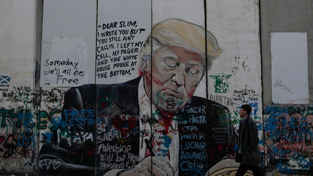 2024年12月24日,約旦河西岸城市伯利恆的隔離牆被畫上了川普。(美聯社) 2024年12月24日,約旦河西岸城市伯利恆的隔離牆被畫上了川普。(美聯社)