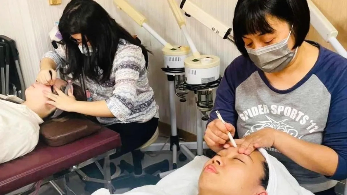 新助民職訓專班學員學習實作臉部撥筋按摩。(圖/勞動力發展署北分署提供)