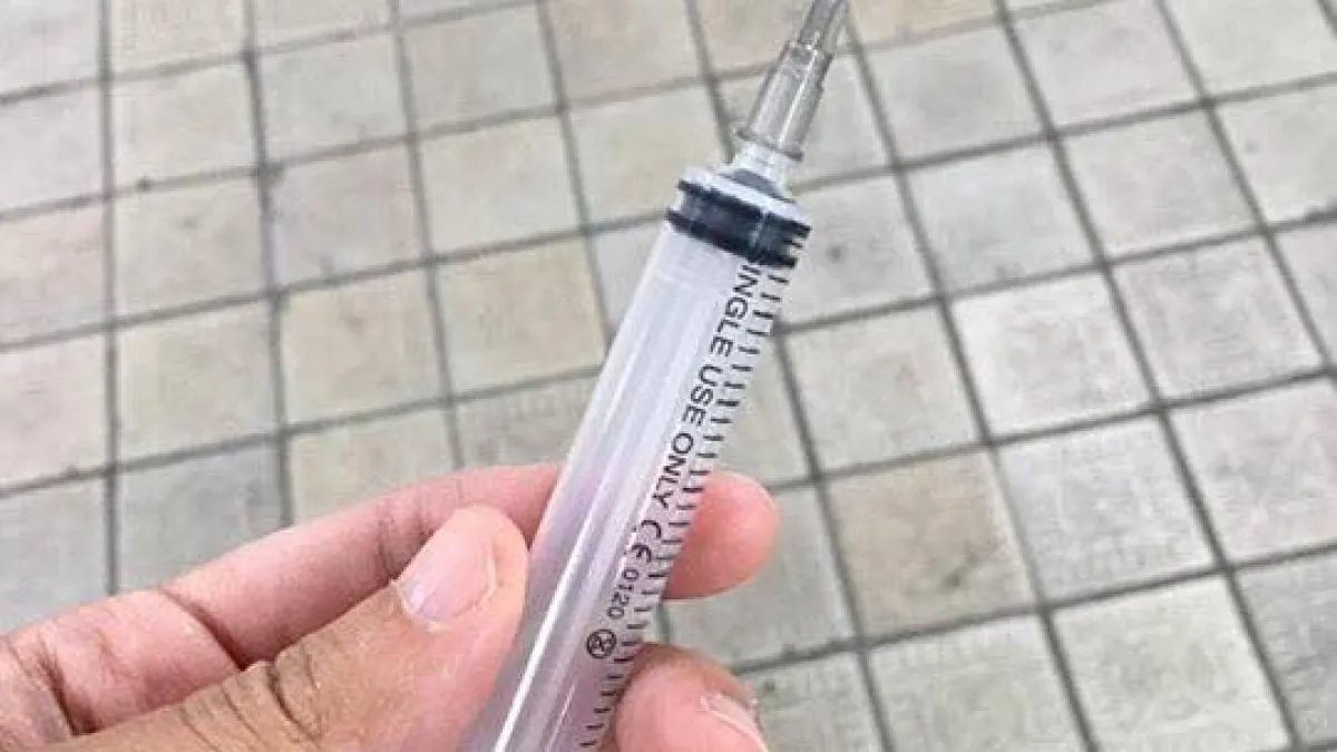 1名泰國旅客在南韓首爾遭不明老婦用針頭刺傷。(翻攝臉書)