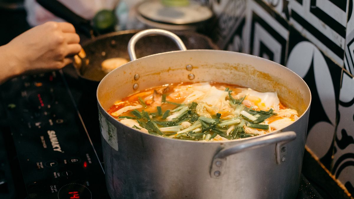 男童於鵝肉店廚房走道奔跑,導致全身重度燙傷,照顧人被判處3個月有期徒刑。(示意圖/Unsplash) 男童於鵝肉店廚房走道奔跑,導致全身重度燙傷,照顧人被判處3個月有期徒刑。(示意圖/Unsplash)