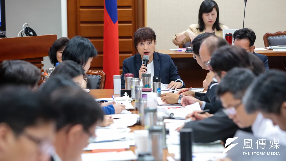 立法院教育及文化委員會修《教師法》,對教評會組成,會中取得共識,將依據不同樣態有不同組成比例。圖為綠委蔡培慧主持教文委員會審查《教師法》。(顏麟宇攝)