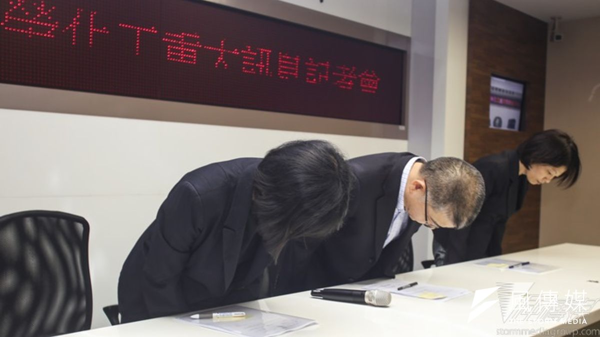 在各界巷質疑下,李長榮化工終於決定大社廠停工4天。圖為李長榮化工記者會(左起)潘俐霖,魏正誠、邱媛媛。(林詔安攝) 在各界巷質疑下,李長榮化工終於決定大社廠停工4天。圖為李長榮化工記者會(左起)潘俐霖,魏正誠、邱媛媛。(林詔安攝)