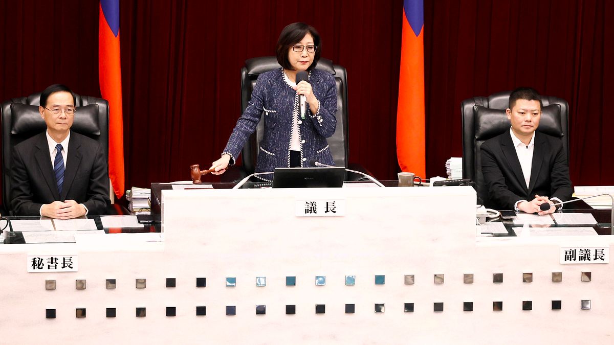 議長康裕成(中)於市議會第4次定期大會敲錘閉幕。(圖/高市議會提供) 議長康裕成(中)於市議會第4次定期大會敲錘閉幕。(圖/高市議會提供)