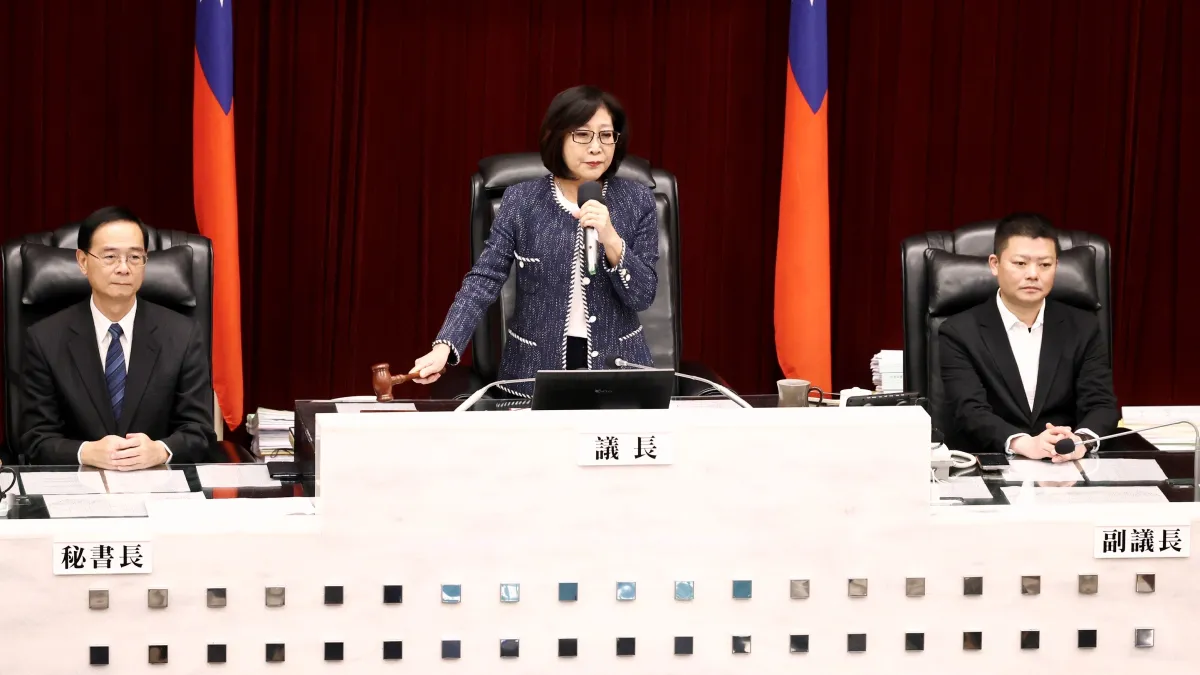 議長康裕成(中)於市議會第4次定期大會敲錘閉幕。(圖/高市議會提供)