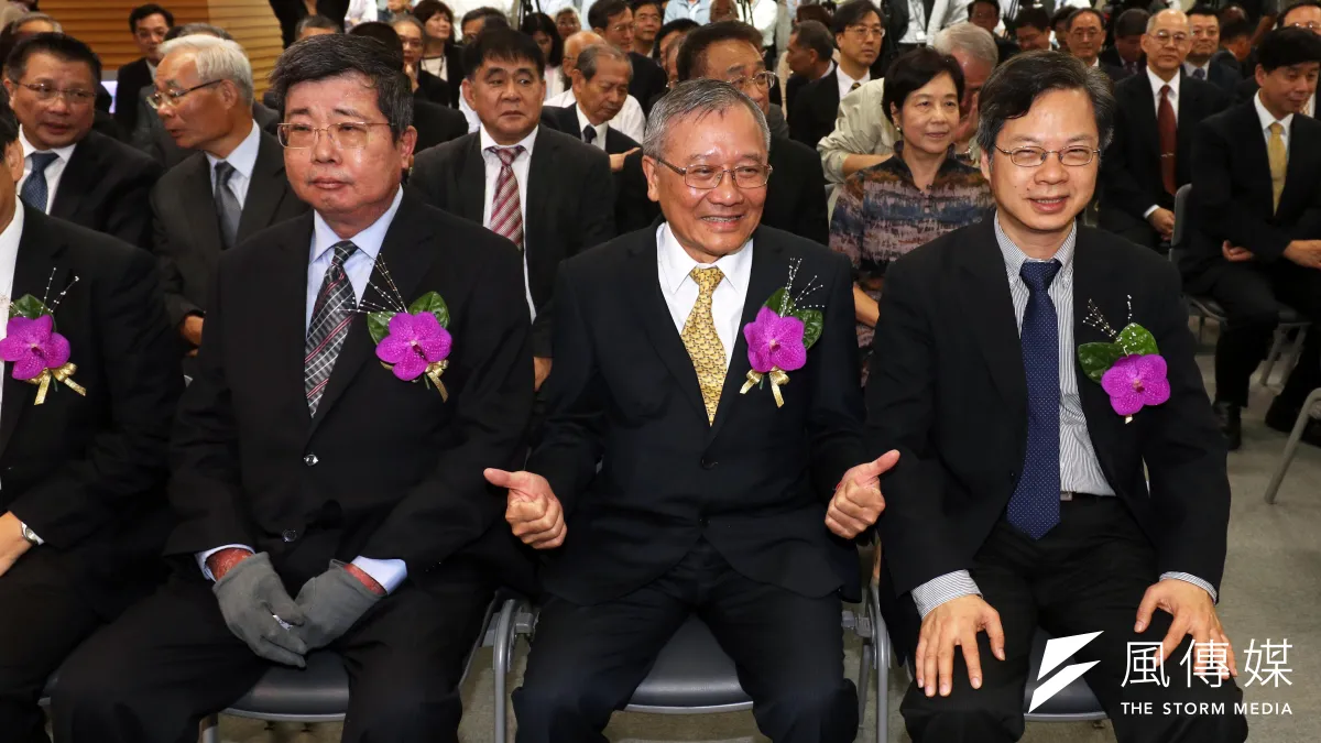 中油公司舉行新任董事長交接就職典禮,新任董事長戴謙(中)與總經理劉晟熙(左)、典禮監交人經濟部政次龔明鑫(右)比鄰而坐。(蘇仲泓攝)