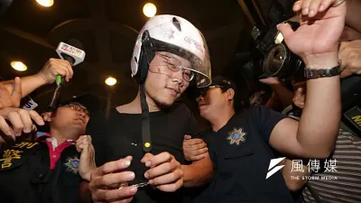 國小女童割喉案發生後,檢方3日上午首度提訊龔重安。(圖片取自「我想我們該為自己上街了臉書」/Eva Liang)