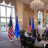 2025年7月27日、米国大統領トランプ氏がスコットランドでEU委員会委員長フォンデアライエン氏と会談。(AP通信) 2025年7月27日、米国大統領トランプ氏がスコットランドでEU委員会委員長フォンデアライエン氏と会談。(AP通信)