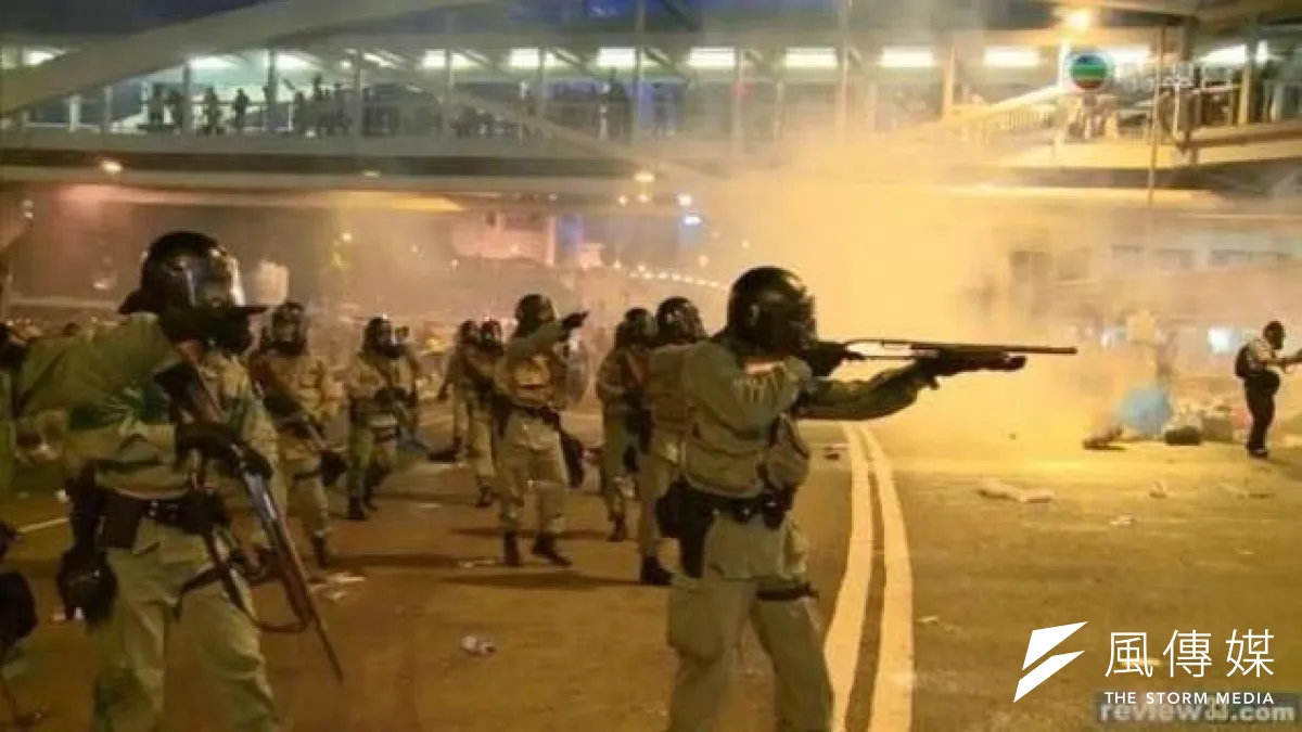 香港佔中爭普選提前,也引爆警民對峙,港警數度以催淚彈壓制抗爭群眾,甚至槍口相向。(取自網路畫面)