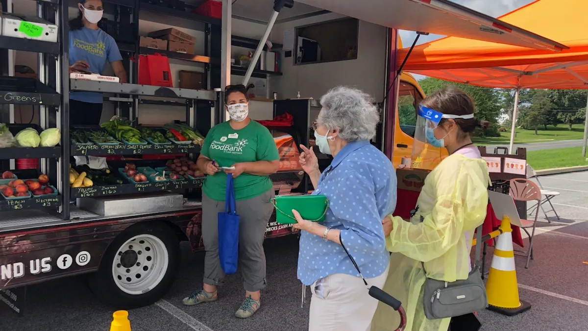 美國民眾使用SNAP計畫的食物券購買民生必需品和蔬果。(翻攝自Chester County Food Bank )