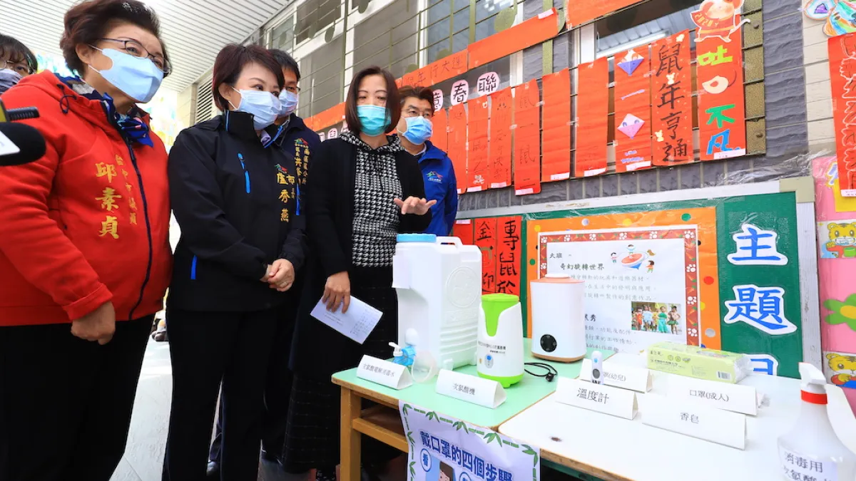 台中市長盧秀燕到幼稚園訪視武漢肺炎防疫工作,幼兒園長解說平時防疫措施。(圖/臺中市政府提供)