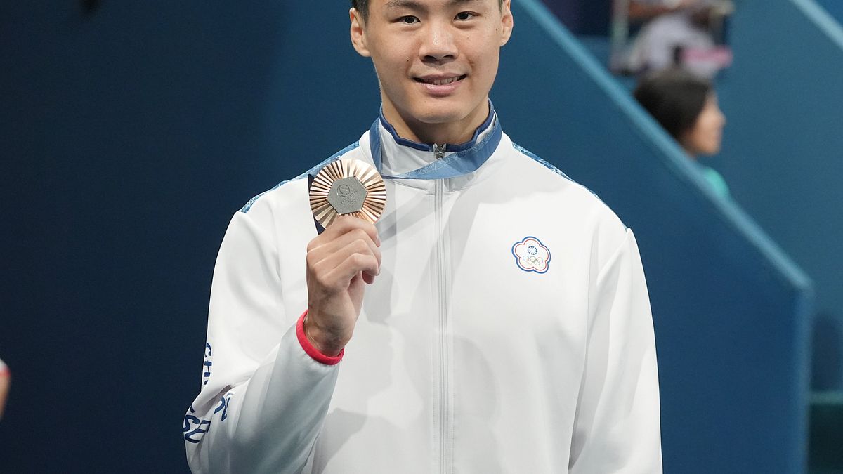 體操國手「亞洲貓王」唐嘉鴻在巴黎奧運男子單槓贏得銅牌,但為何中華隊會期被掛在中國下方?(圖/中華奧會提供) 體操國手「亞洲貓王」唐嘉鴻在巴黎奧運男子單槓贏得銅牌,但為何中華隊會期被掛在中國下方?(圖/中華奧會提供)