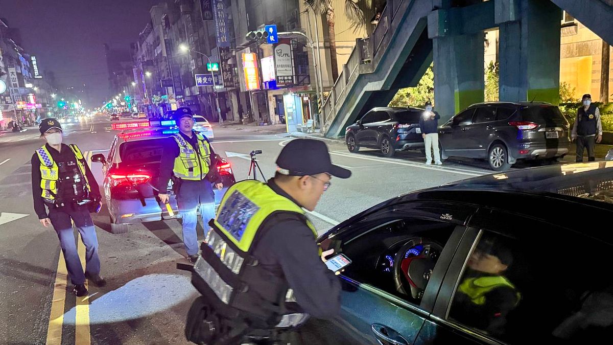 高市警以強力臨檢方式掃蕩轄內各治安要點並結合威力路檢,針對主要聯外幹道,設置多處路檢點,執行「閉鎖式」擴大臨檢勤務。(圖/高市警提供) 高市警以強力臨檢方式掃蕩轄內各治安要點並結合威力路檢,針對主要聯外幹道,設置多處路檢點,執行「閉鎖式」擴大臨檢勤務。(圖/高市警提供)