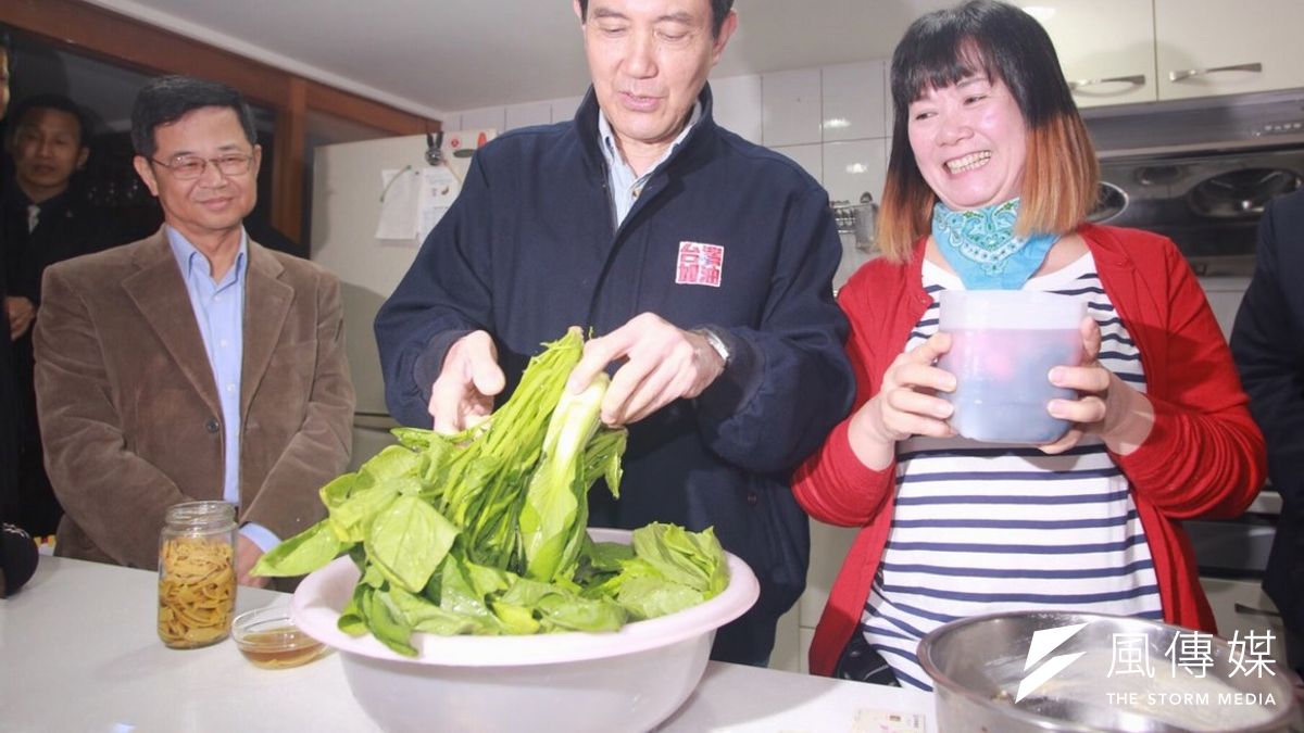 總統馬英九(中)11日上午拜訪省水達人楊賢英(右),分享省水之道。(林韶安攝) 總統馬英九(中)11日上午拜訪省水達人楊賢英(右),分享省水之道。(林韶安攝)