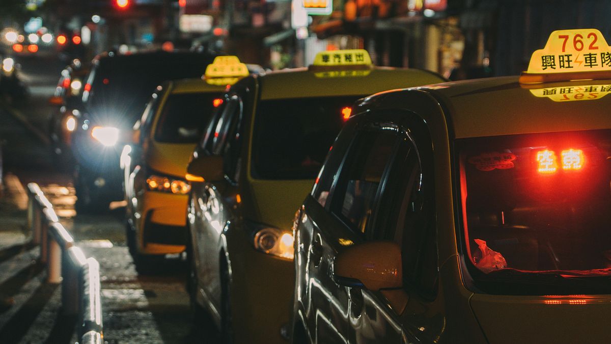 初四北返塞車「塞到凌晨」!「第一台車到底在幹嘛?」惹90萬人熱議,內行人曝「前車1動作」害全線卡死