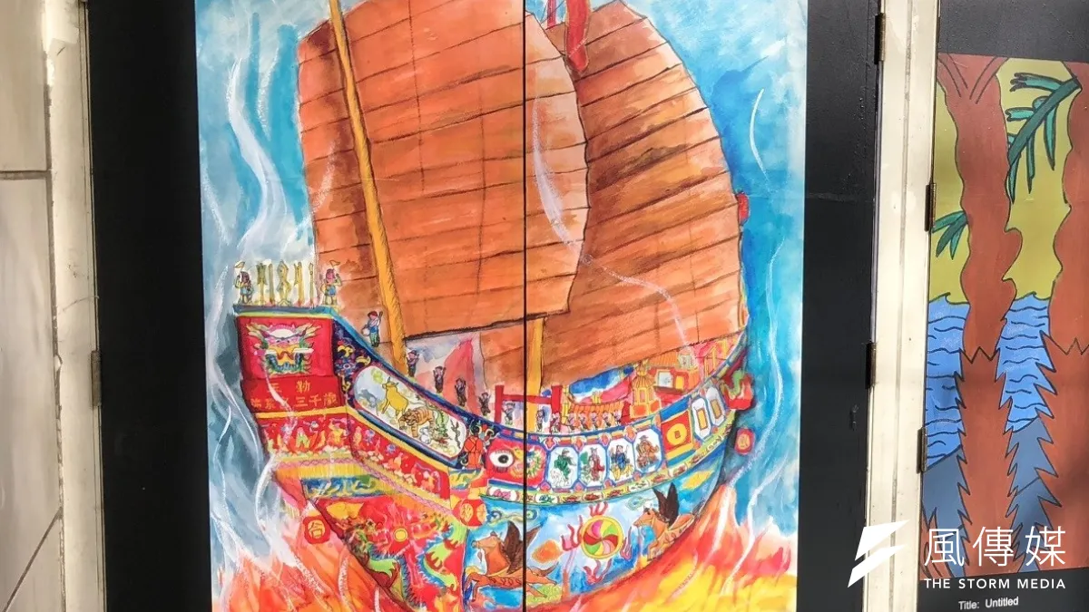 台南市建興國中三年級學生楊守茗畫作「送王」(The Burning of the King Boat)獲聖市主辦單位選為代表台南市作品。(圖/徐炳文攝)