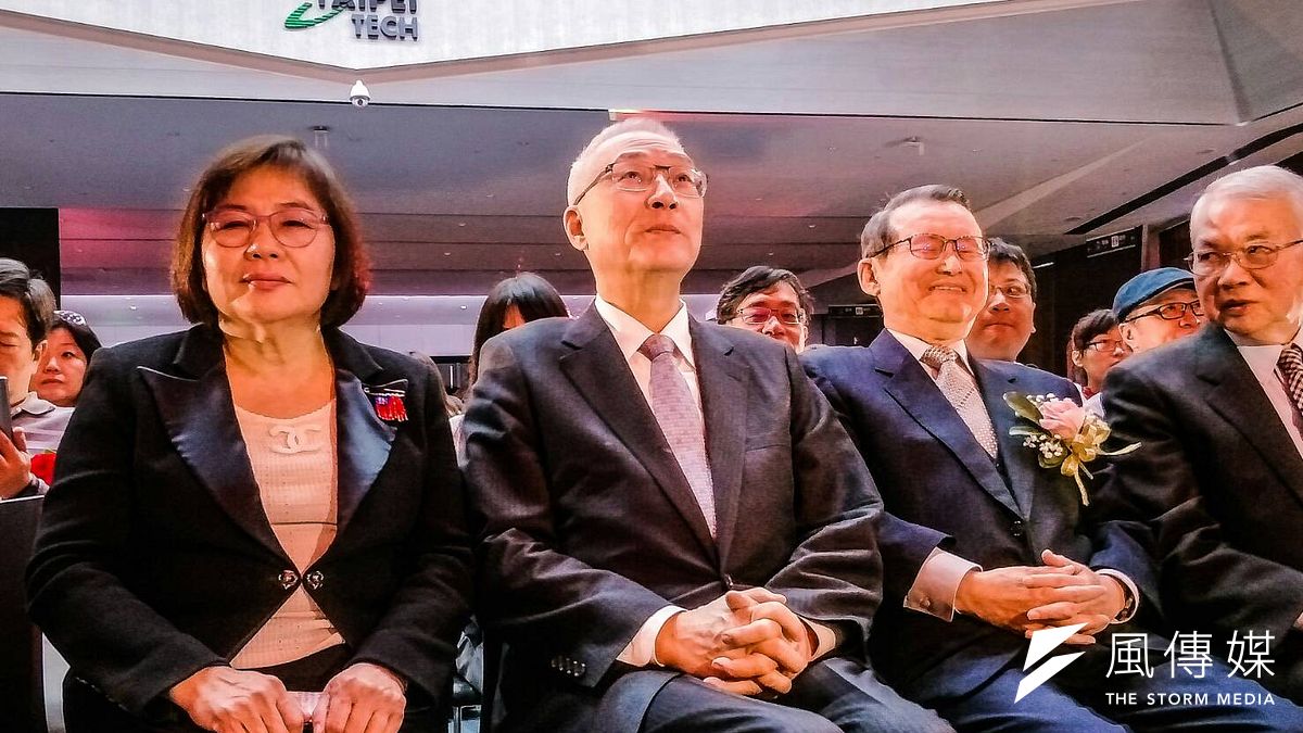 國民黨台北市黨部主黃呂錦茹今早與黨主席吳敦義出席中正獎學金頒獎典禮。(周怡孜攝) 國民黨台北市黨部主黃呂錦茹今早與黨主席吳敦義出席中正獎學金頒獎典禮。(周怡孜攝)