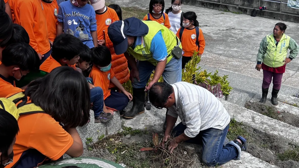 花蓮縣環境保護局舉辦2023玉水圳人工溼地生態營活動,使環境教育向下紮根。(圖/花蓮縣政府提供)