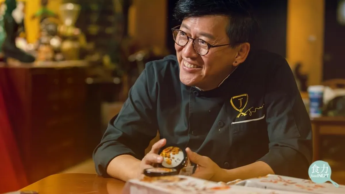 有著「創意料理達人」稱號的詹姆士(本名鄭堅克),頂著眾多乾拌麵品牌中少見的「廚師」光環殺進這個市場,2019年7月正式推出「詹麵」、「詹醬」。(圖/食力foodNEXT提供)