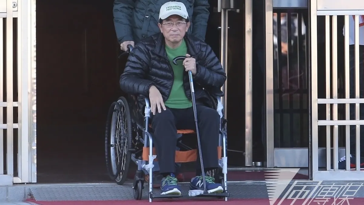 陳水扁 2015 年因精神疾病與腦部病變獲准保外就醫,當時台中監獄設定「不上台、不演講、不談政治、不接受媒體採訪」等限制。然而,隨著時間推移,他在廣播節目《有夢上水》的主持形式逐渐引起社會討論。如今轉往電視平台,外界再度質疑:保外就醫既然還在服刑期間,是否具備主持節目的正當性?(資料照片,吳逸驊攝) 陳水扁 2015 年因精神疾病與腦部病變獲准保外就醫,當時台中監獄設定「不上台、不演講、不談政治、不接受媒體採訪」等限制。然而,隨著時間推移,他在廣播節目《有夢上水》的主持形式逐渐引起社會討論。如今轉往電視平台,外界再度質疑:保外就醫既然還在服刑期間,是否具備主持節目的正當性?(資料照片,吳逸驊攝)