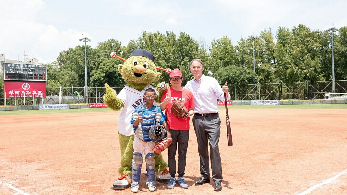 華南金控暨華南銀行董事長吳當傑(右2)與美國職棒大聯盟亞太區副總裁Mr. Jim Small(右1)擔任(圖/華南金控提供) 華南金控暨華南銀行董事長吳當傑(右2)與美國職棒大聯盟亞太區副總裁Mr. Jim Small(右1)擔任(圖/華南金控提供)