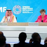 国際通貨基金(IMF)専務理事クリスタリナ・ゲオルギエバ(Kristalina Georgieva、左)、2025年IMF春季会合に出席(IMFフェイスブックより) 国際通貨基金(IMF)専務理事クリスタリナ・ゲオルギエバ(Kristalina Georgieva、左)、2025年IMF春季会合に出席(IMFフェイスブックより)