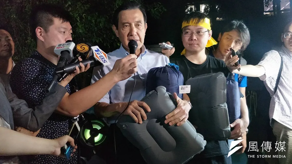 「以核養綠」公投日前已將31萬餘份連署送交中選會,為求達安全門檻,今(13)下午再度前往中選會二次送件,但遭拒絕,公投領銜人黃士修一怒之下,宣布絕食抗爭。前總統馬英九晚間到場探視,並送來睡袋與枕頭聲援。(周怡孜攝)