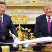 ホワイトハウスの大統領執務室で会談するトランプ氏と中国の習近平国家主席。日本政府関係者によると、トランプ氏は会談中、習氏に日本と直接対話するよう促したとされる。(AP通信) ホワイトハウスの大統領執務室で会談するトランプ氏と中国の習近平国家主席。日本政府関係者によると、トランプ氏は会談中、習氏に日本と直接対話するよう促したとされる。(AP通信)