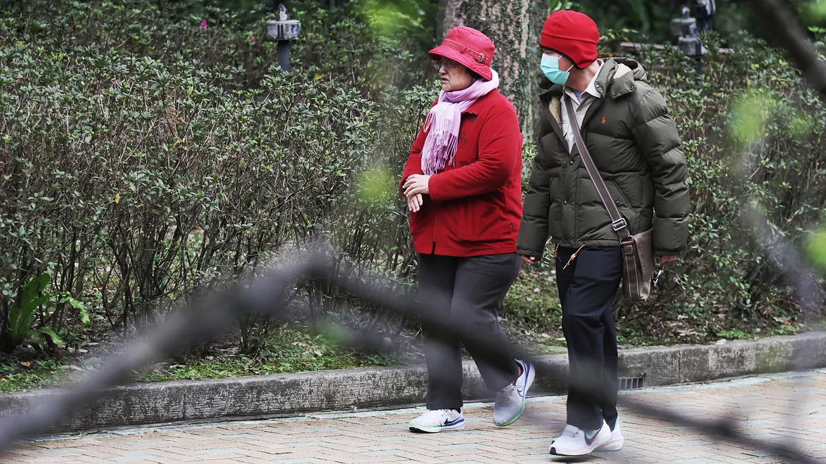 北台灣今(3)日起氣溫如溜滑梯般直降,從昨日的逼近30度驟降至深夜的13度,感受濕冷有雨。(資料照/柯承惠攝) 北台灣今(3)日起氣溫如溜滑梯般直降,從昨日的逼近30度驟降至深夜的13度,感受濕冷有雨。(資料照/柯承惠攝)